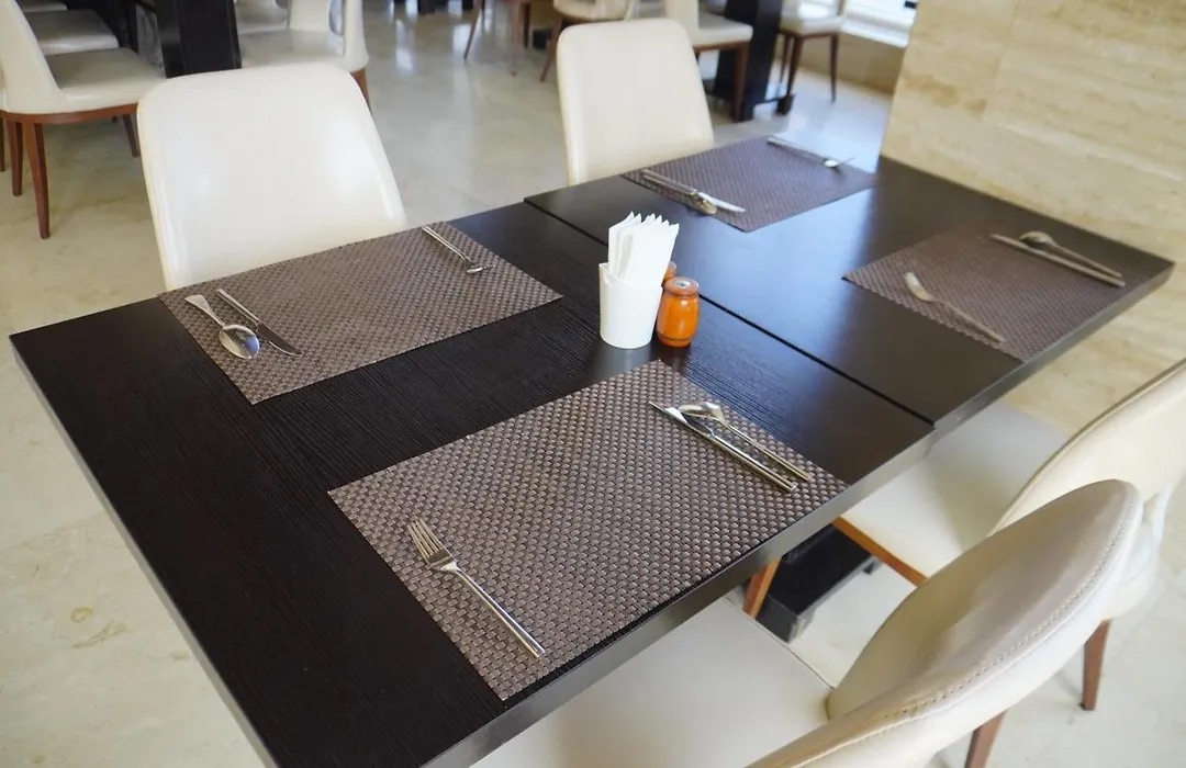 Table setting with placemats and cutlery